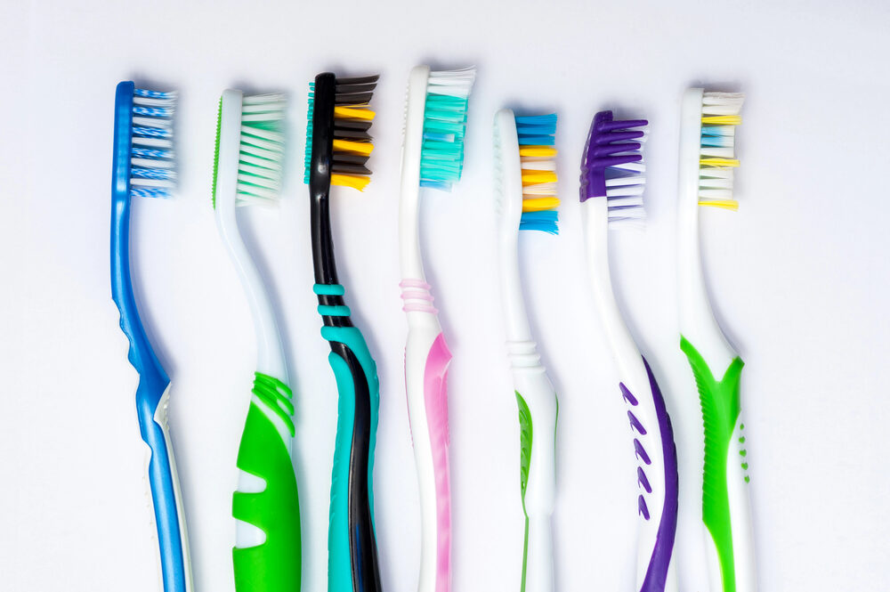 Selection of toothbrushes with different bristle styles and head sizes for choosing a suitable toothbrush.